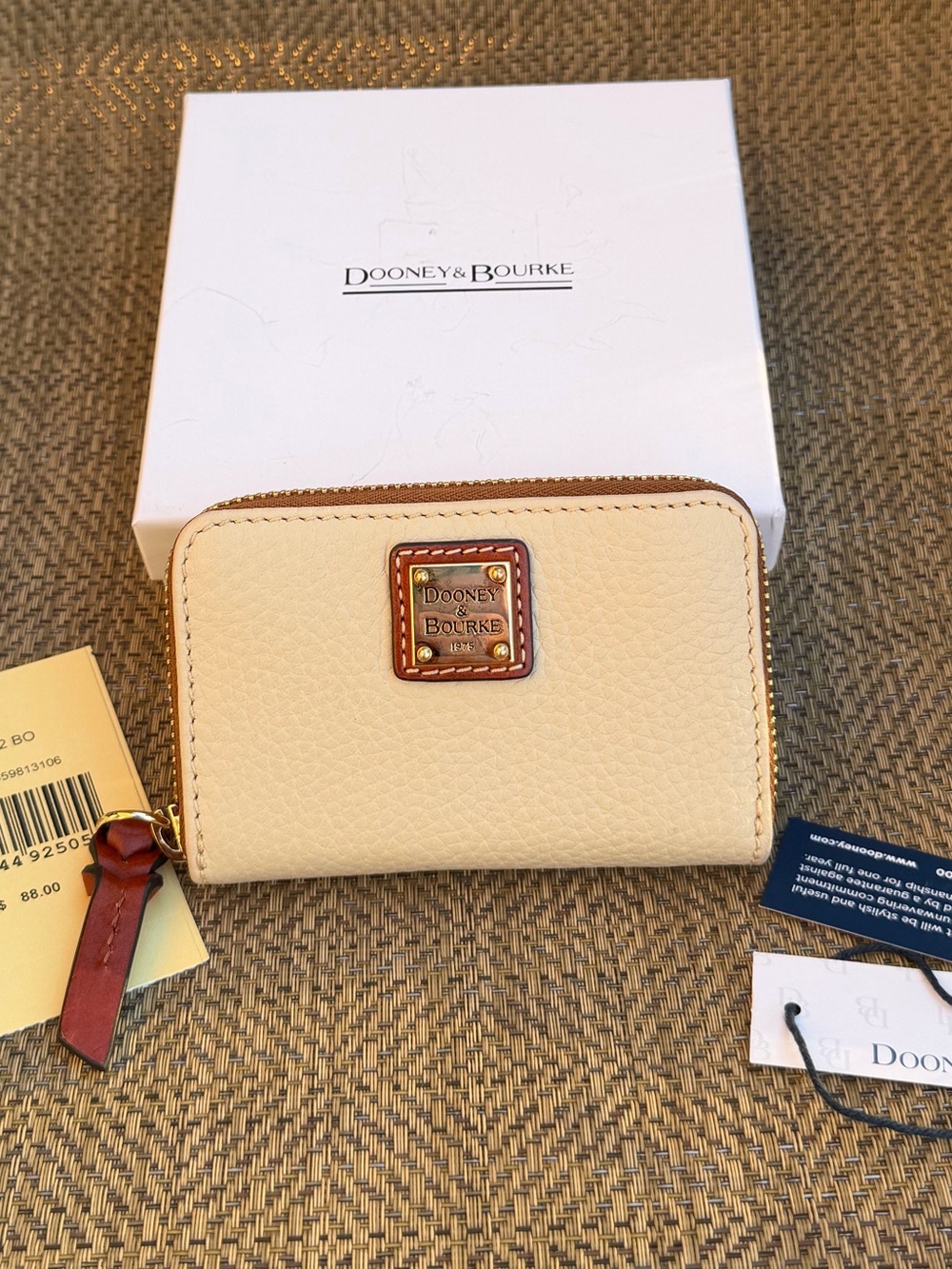 Dooney & Bourke PEBBLE GRAIN ZIP AROUND CREDIT CARD CASE in BONE